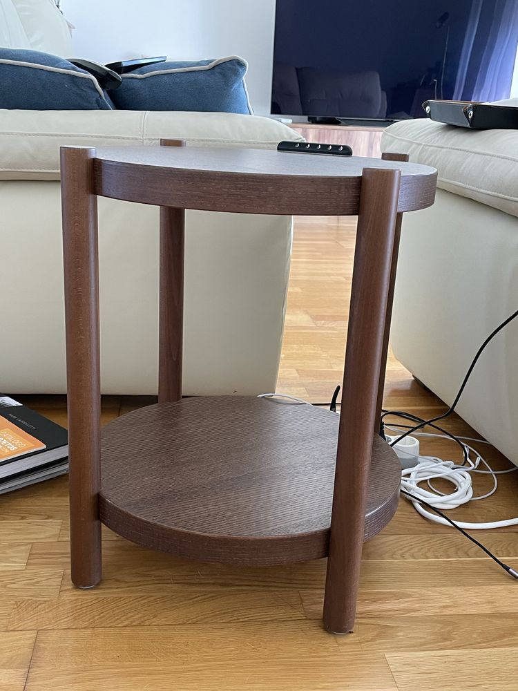 Mesa de apoio redonda modelo Listerby do IkEA