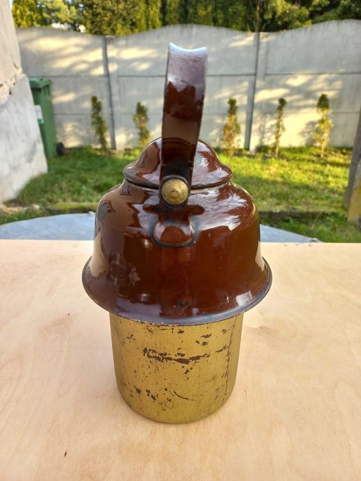 Stary, emaliowany czajnik wpuszczany w fajerkę