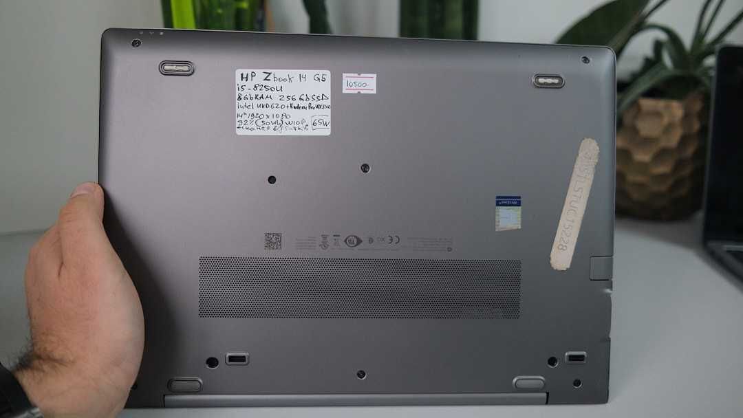 Hp Zbook 14 G5 8 gb Ram 256 ssd Intel UHD 620 Radeon Pro Wx 3100