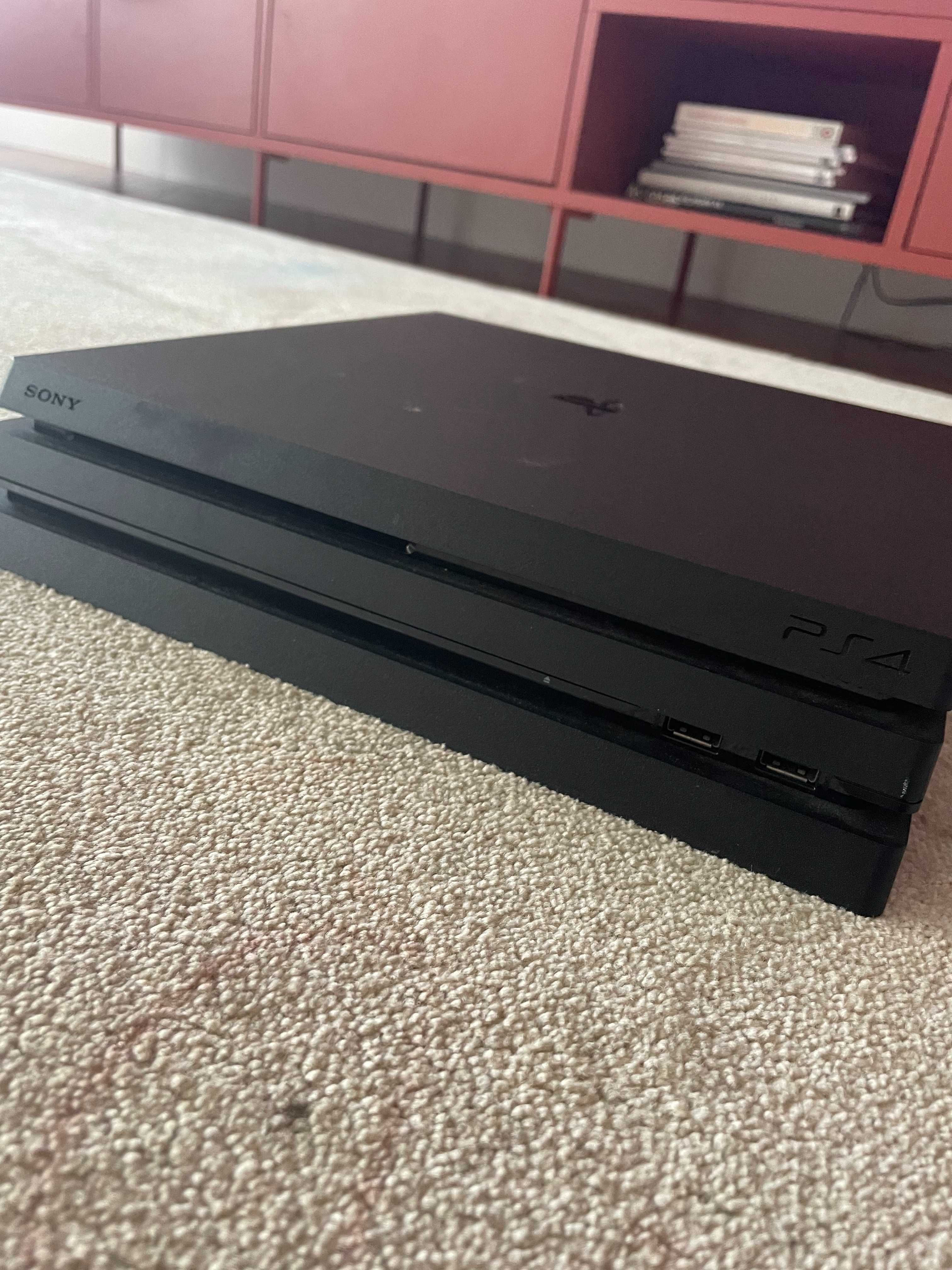 PS4 PRO 1 TB + COMANDOS + JOGOS   Em excelente estado