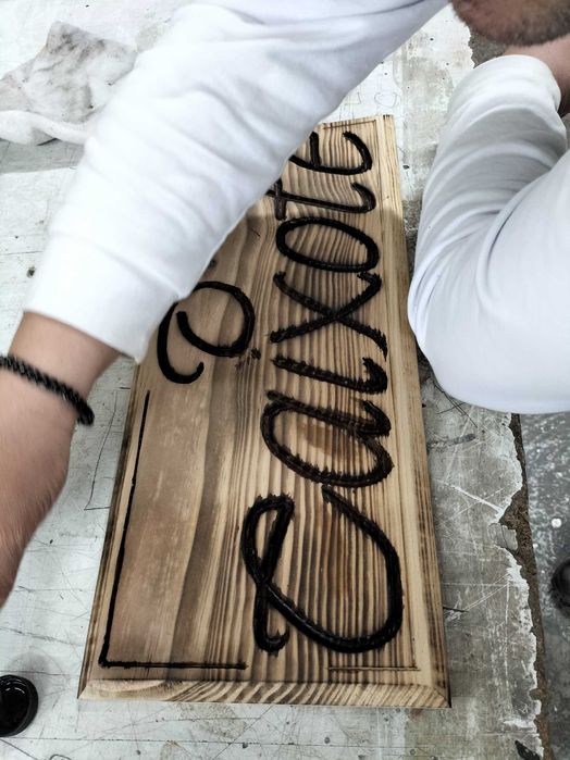 Trabalhos   personalizados em        madeira