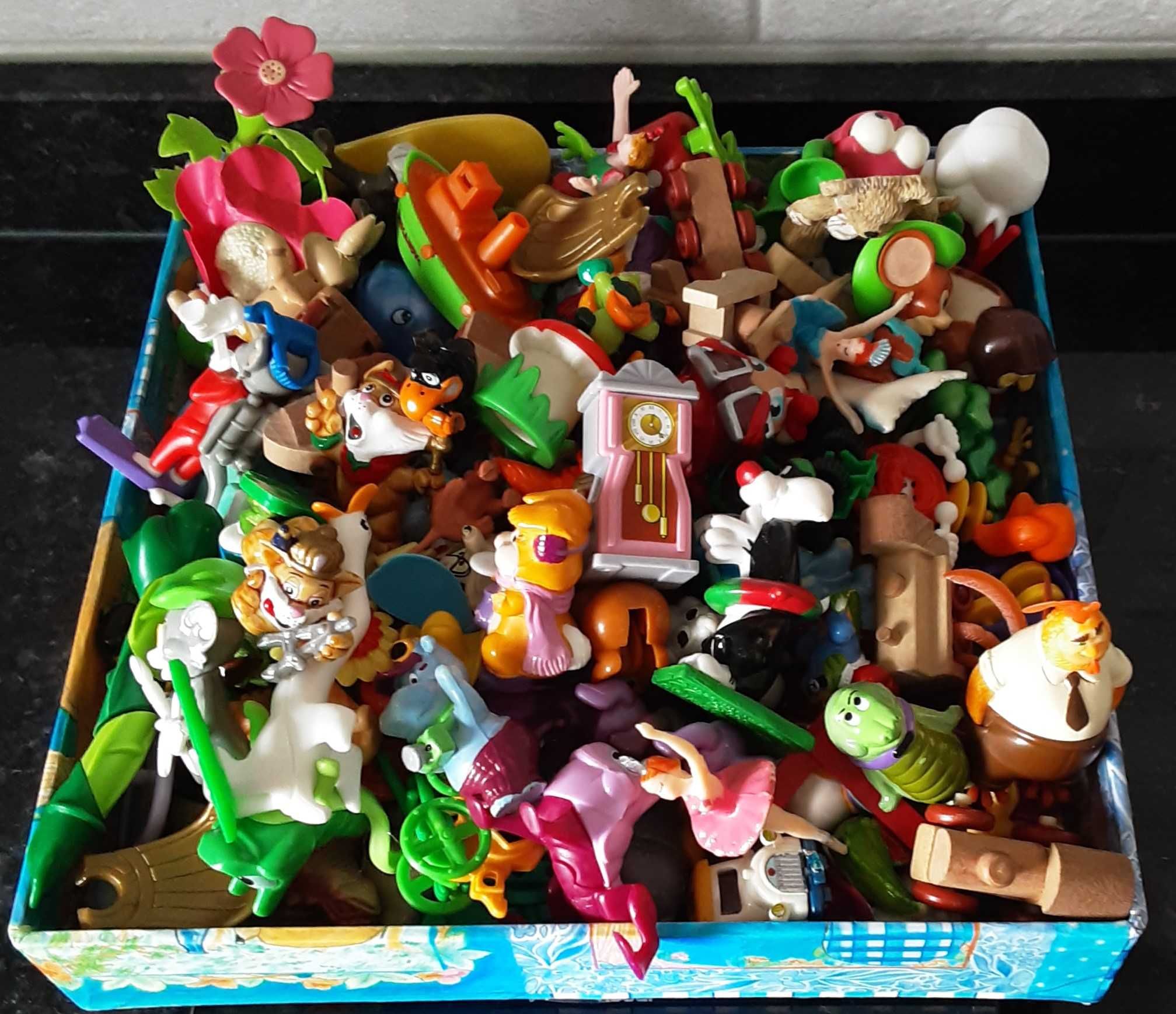 Lote de 750 gr de Brinquedos/Brindes Colecionáveis - Anos 90/2000