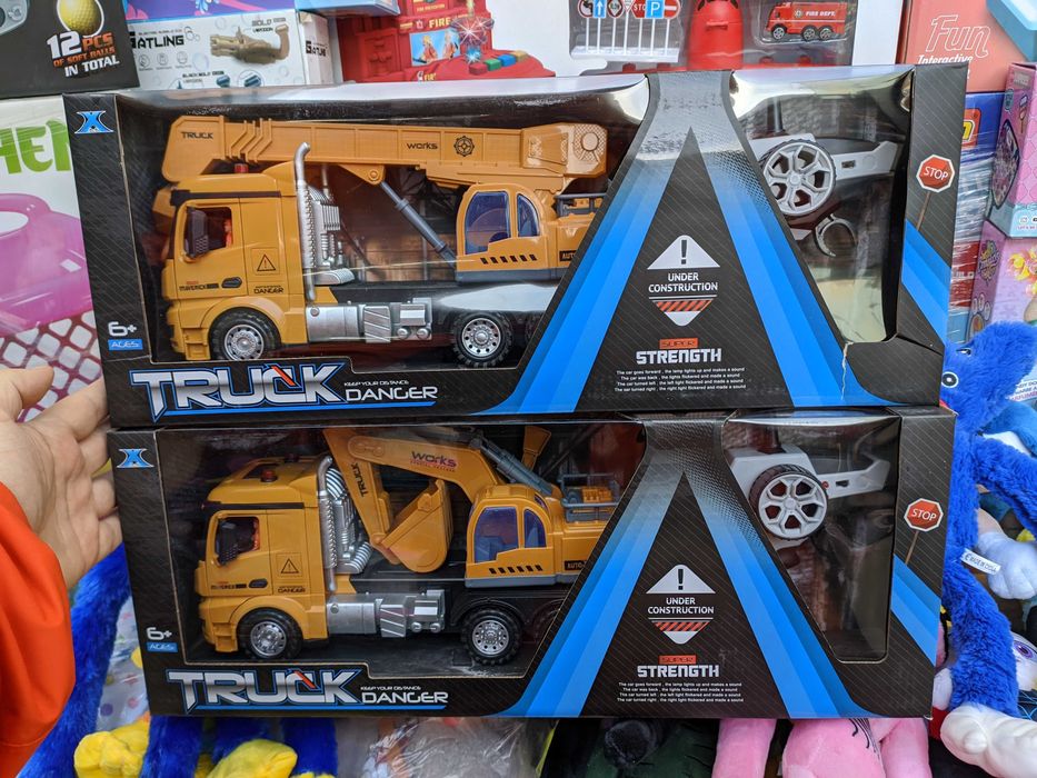 Фура Кран Екскаватор на радіокеруванні з Німеччини  на акумуляторі