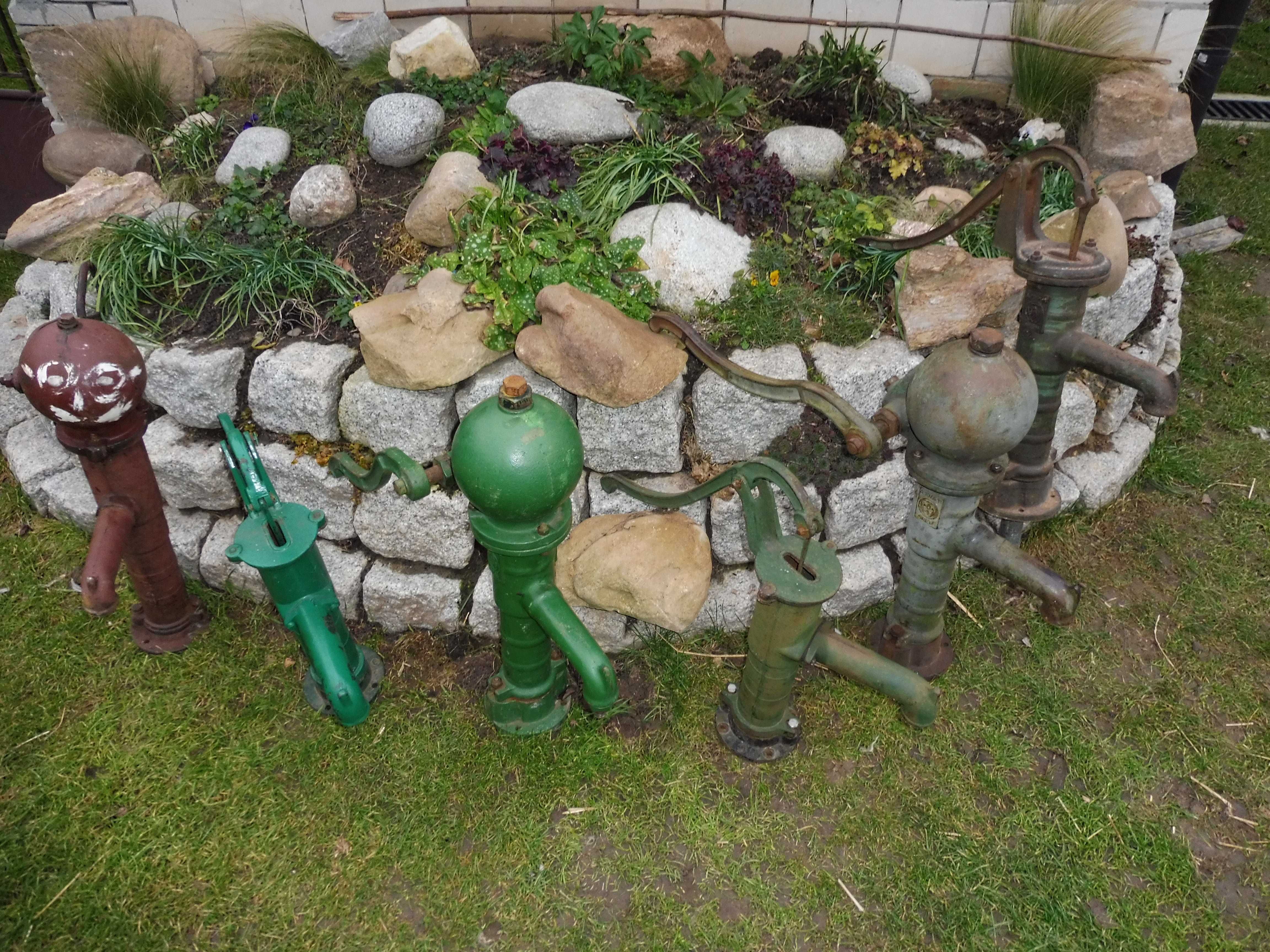 Abisynka ręczna pompa wody Śrem zabytek ozdoba ogrodu.