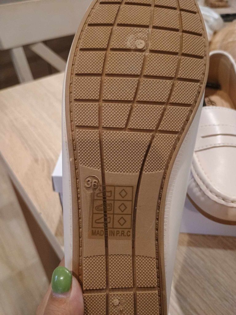 Nowe beżowe mokasyny 36
