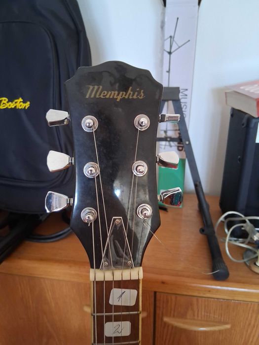 Guitarra electrica, amplificador e pedal