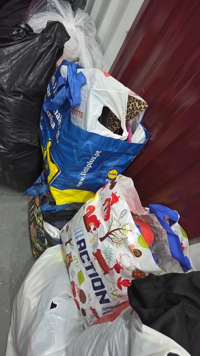 VENDO ROUPA USADA (senhora e rapaz)