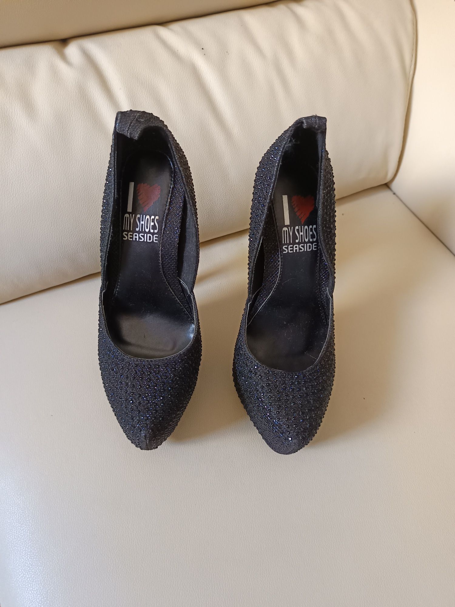 Par de sapatos pretos com brilhantes,36