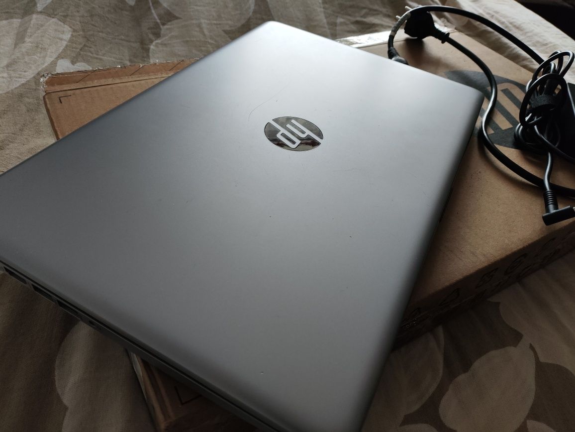 Laptop HP 250 G7 srebrny + pudełko, zasilacz i dowód zakupu