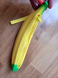 Piórnik kształt banana