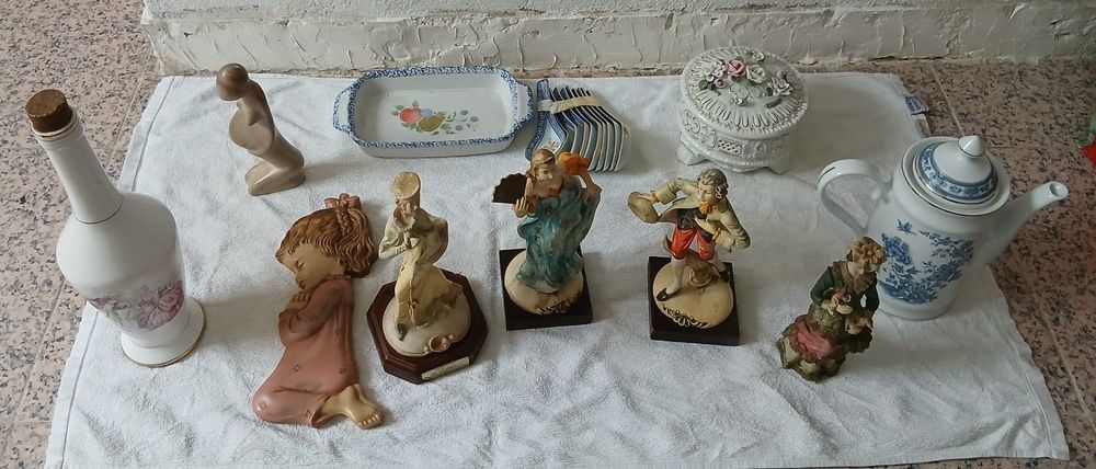 Conjunto de peças de decoração e utensílios de mesa variados,