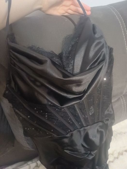 Sukienka na studniówkę z gorsetem