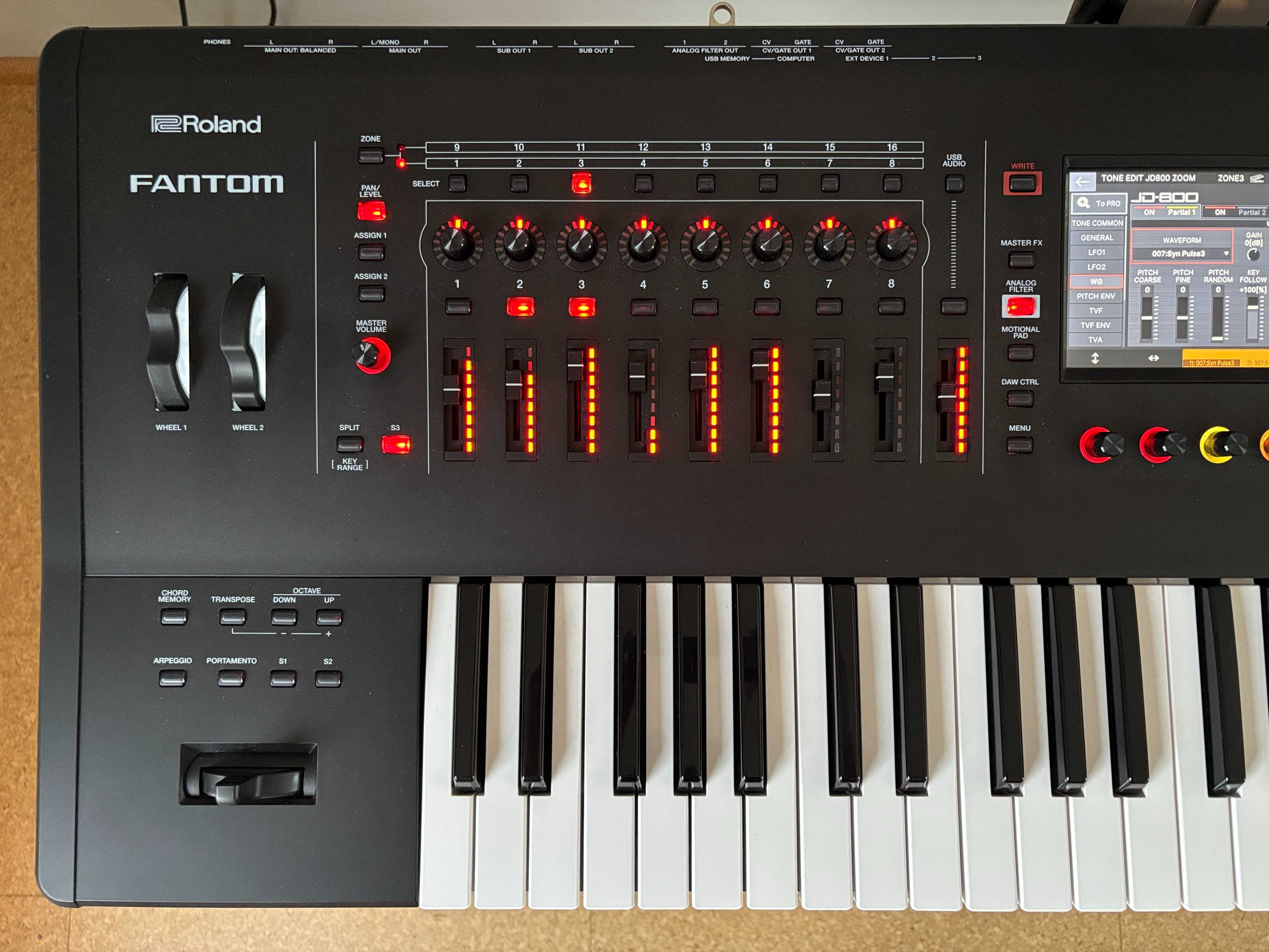 Syntezator Roland Fantom 6 z systemem EX + statyw DNA Goliat