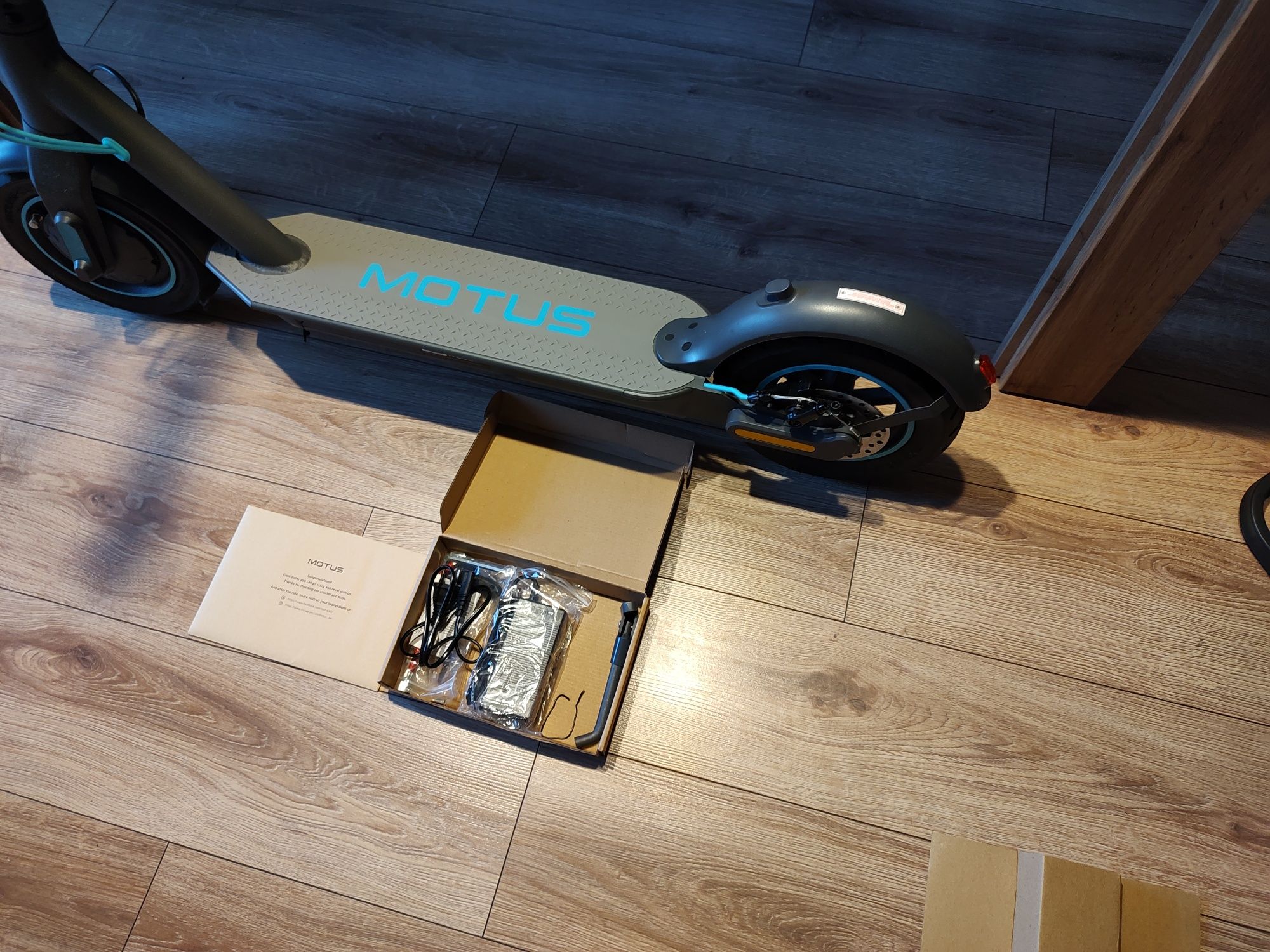 Nowa hulajnoga elektryczna Motus Scooty 10 Lite Gen 5 350W,kierunkowsk