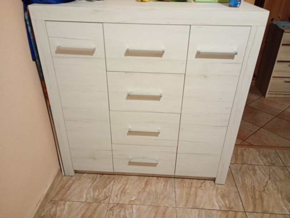 Komoda widoczna na zdjęciu