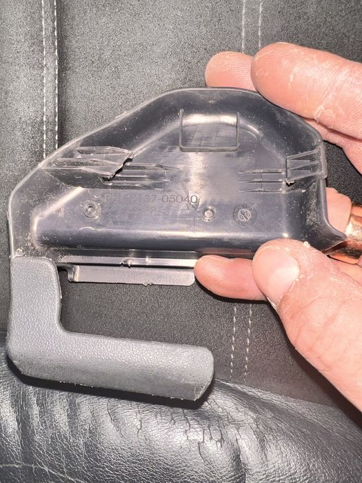 Заглушка болтов крепления сидений Toyota Avensis 7213705040,7213805030