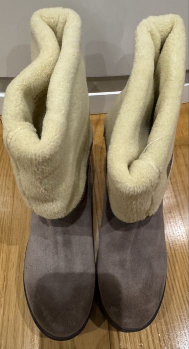 Botas em camurça e pelo