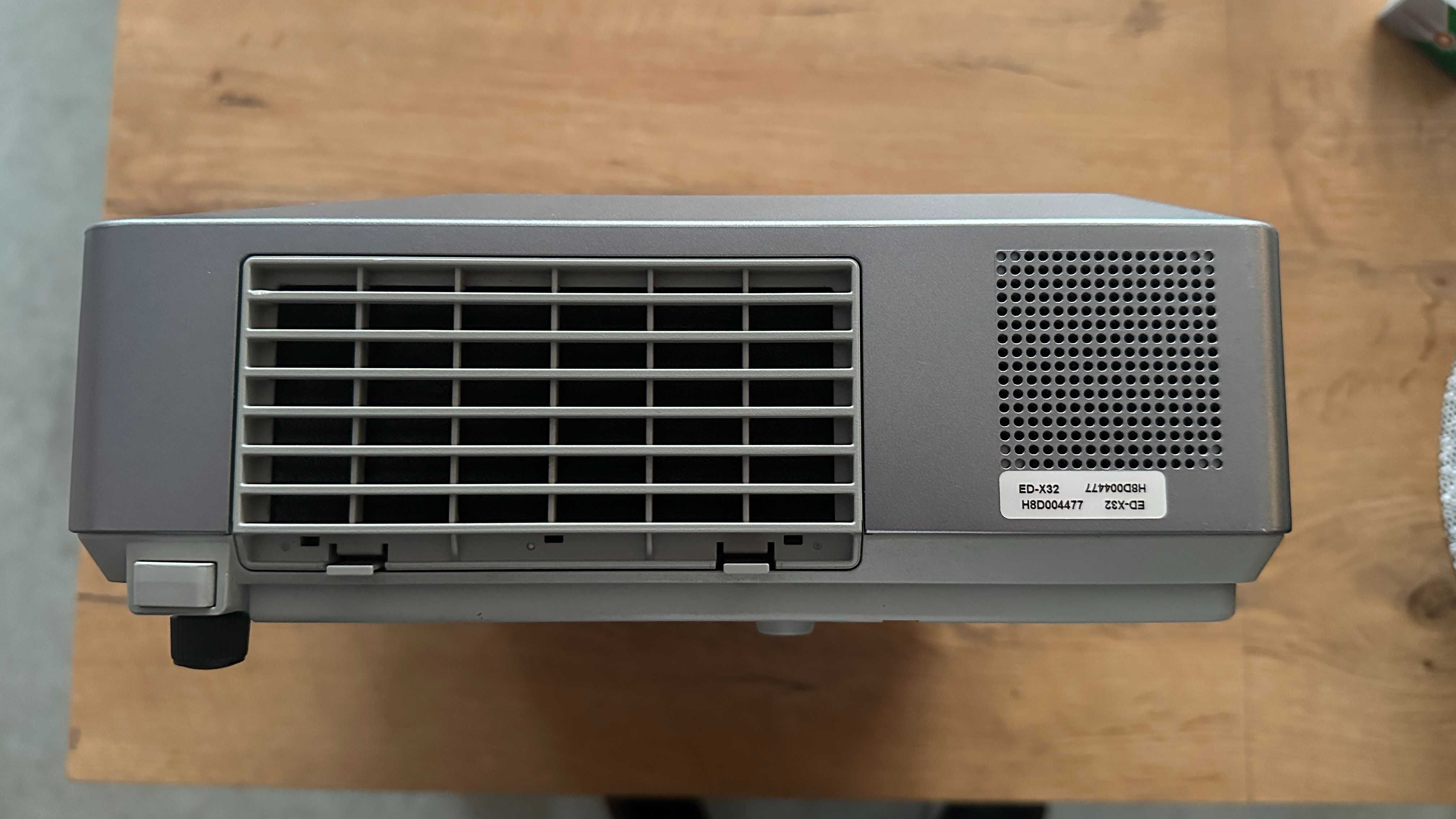 Projektor Rzutnik HITACHI ED-X32 + pilot Logitech Harmony 350