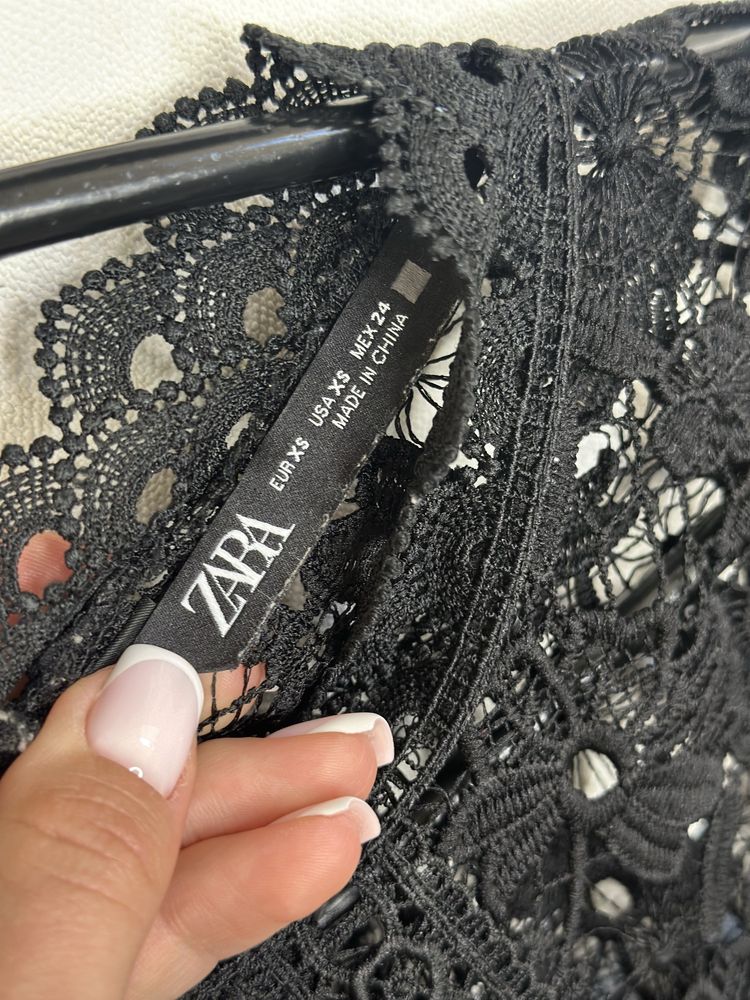 Чорне мереживне плаття зі спідницею плісе zara