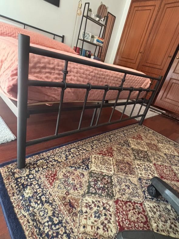 Cama de casal com mesas de cabeceira em bom estado