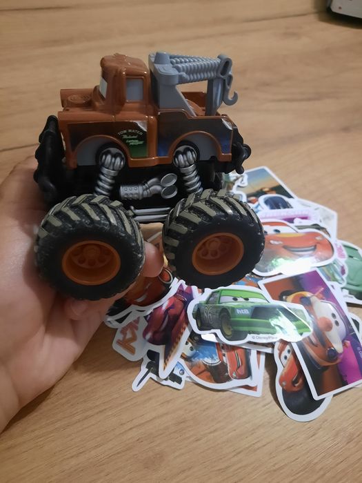 Auto złomek plus dużo naklejek z zygzaka McQueena