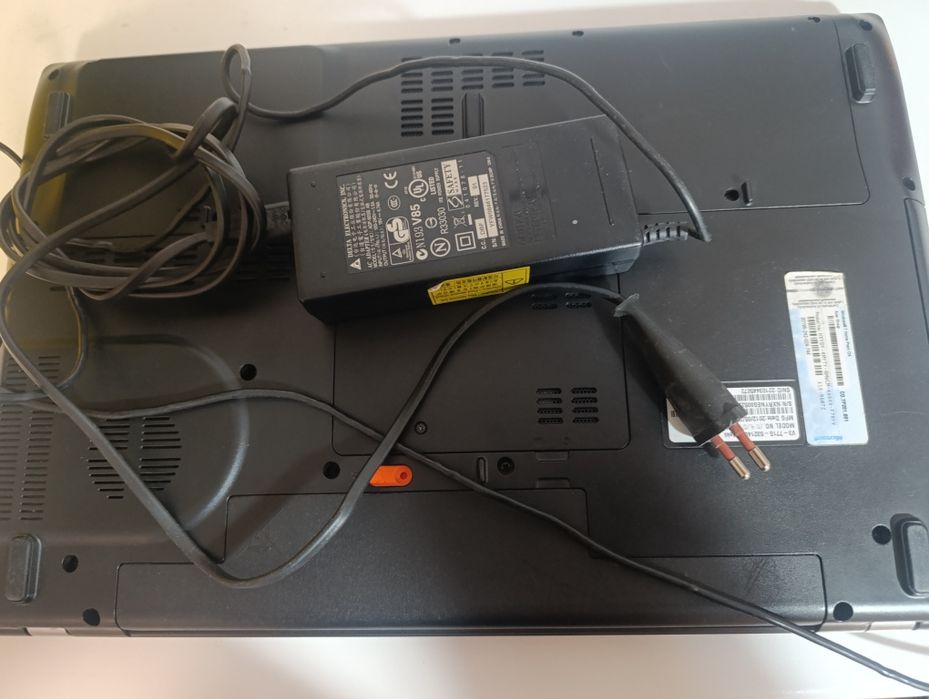 Aser v3 771g core i5 . 17.3