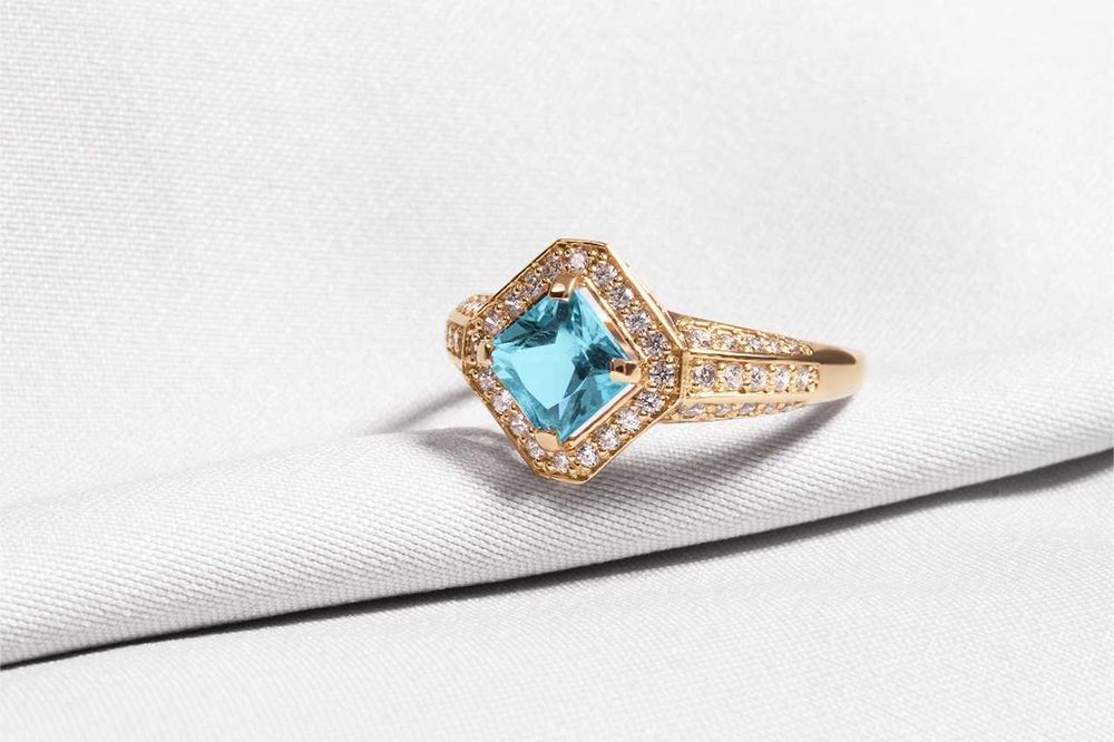 Кольцо из красного золота с топазом и фианитами