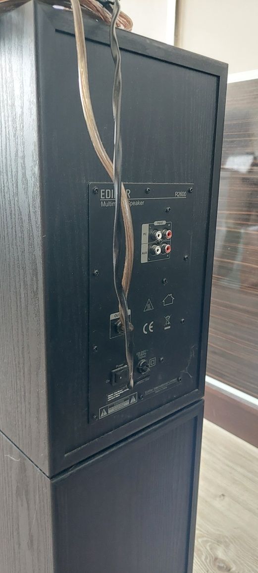 Kolumny podstawkowe monitory aktywne Edifier R2600