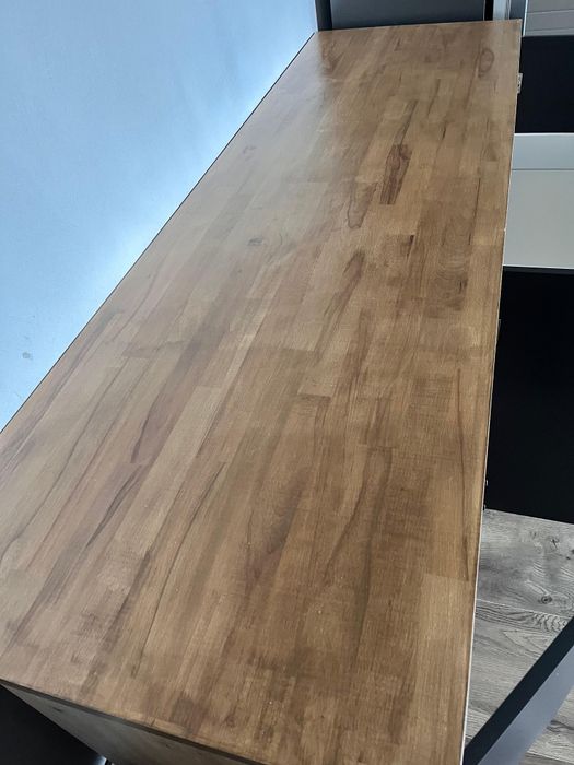 Zestaw używanych szafek kuchennych z blatem i zlewem – nowoczesny styl