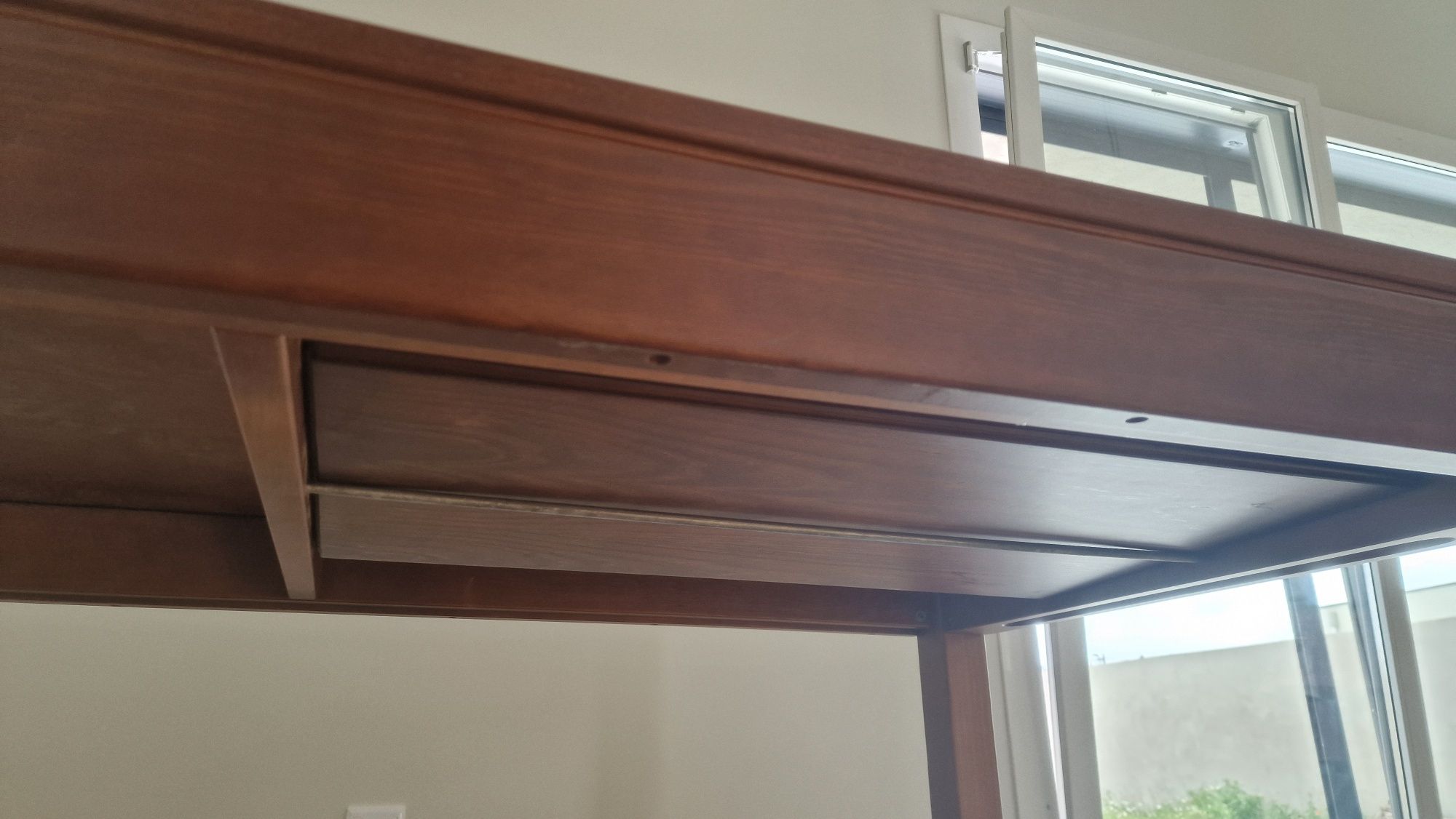 Mesa de madeira maciça extensível cor nogueira