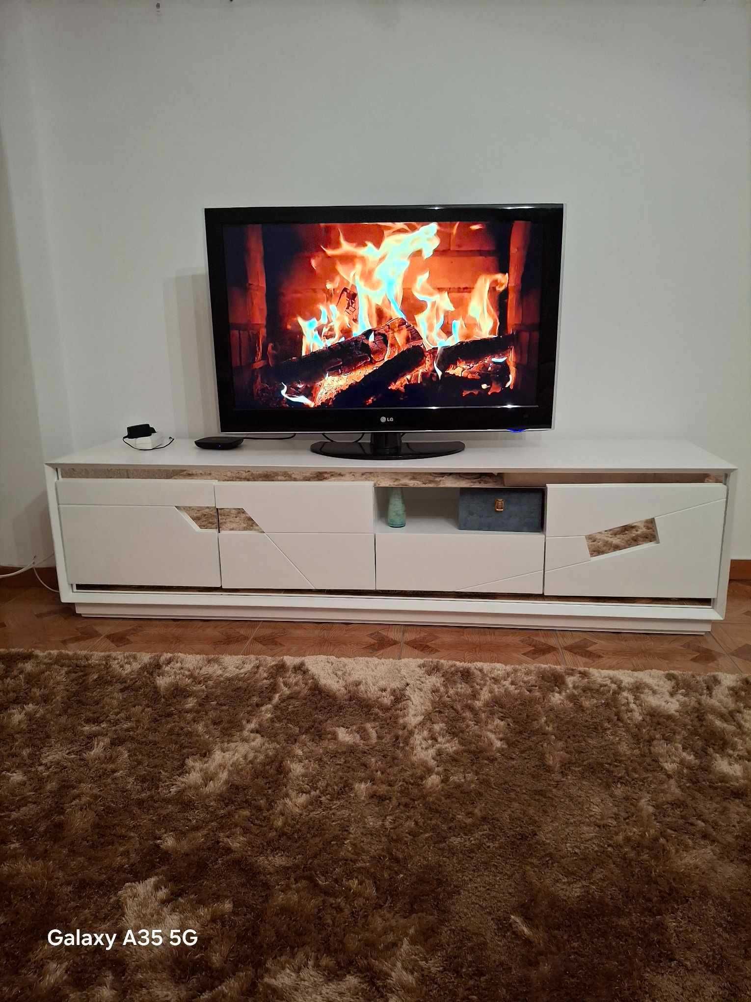 Movel de TV Branco com espelho