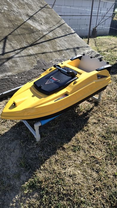 Кораблик для закорму риби