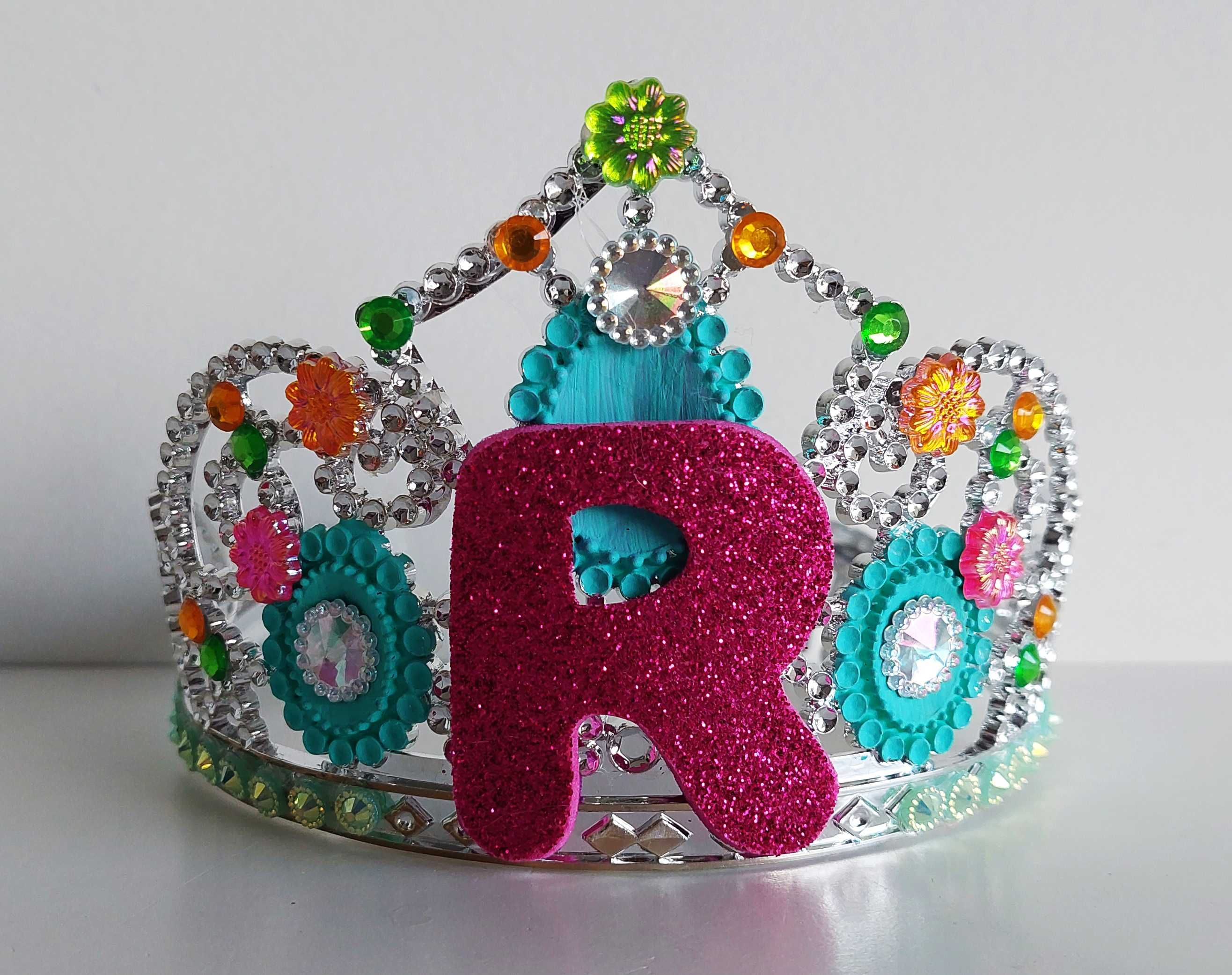 Tiara prateada de princesa em plástico com a letra R