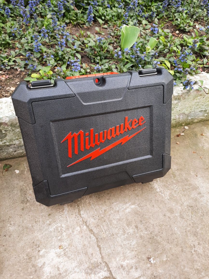 Шуруповерт Milwaukee M18 BDD-152C