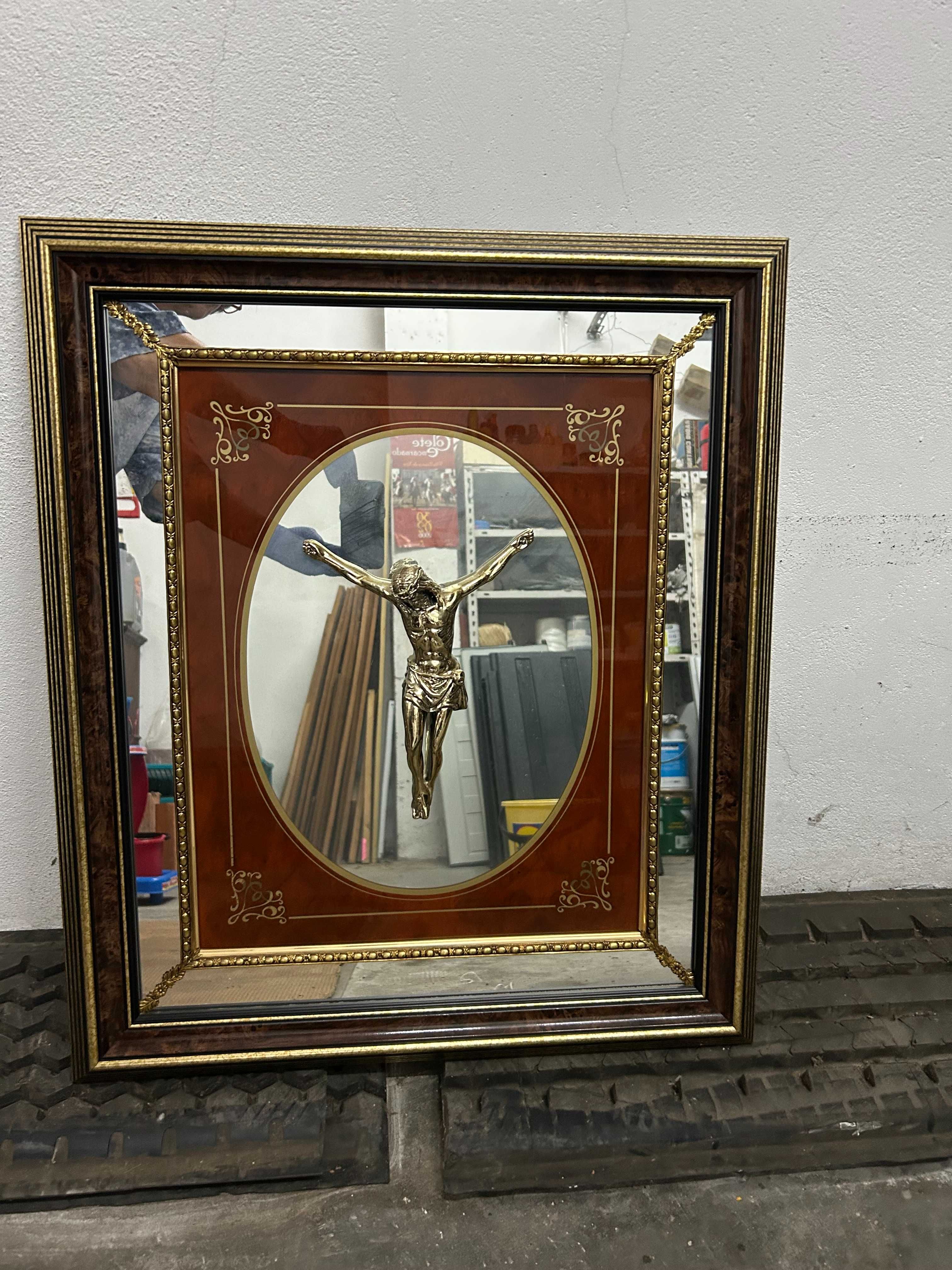 Quadro espelhado com Cristo na cruz..