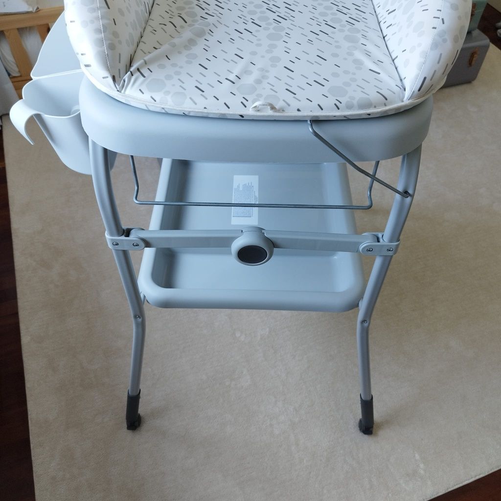 Mesa muda-fraldas Chicco com banheira