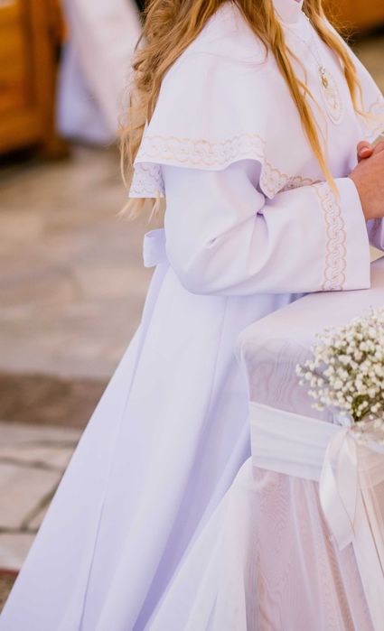 alba komunijna dla wysokiej dziewczynki