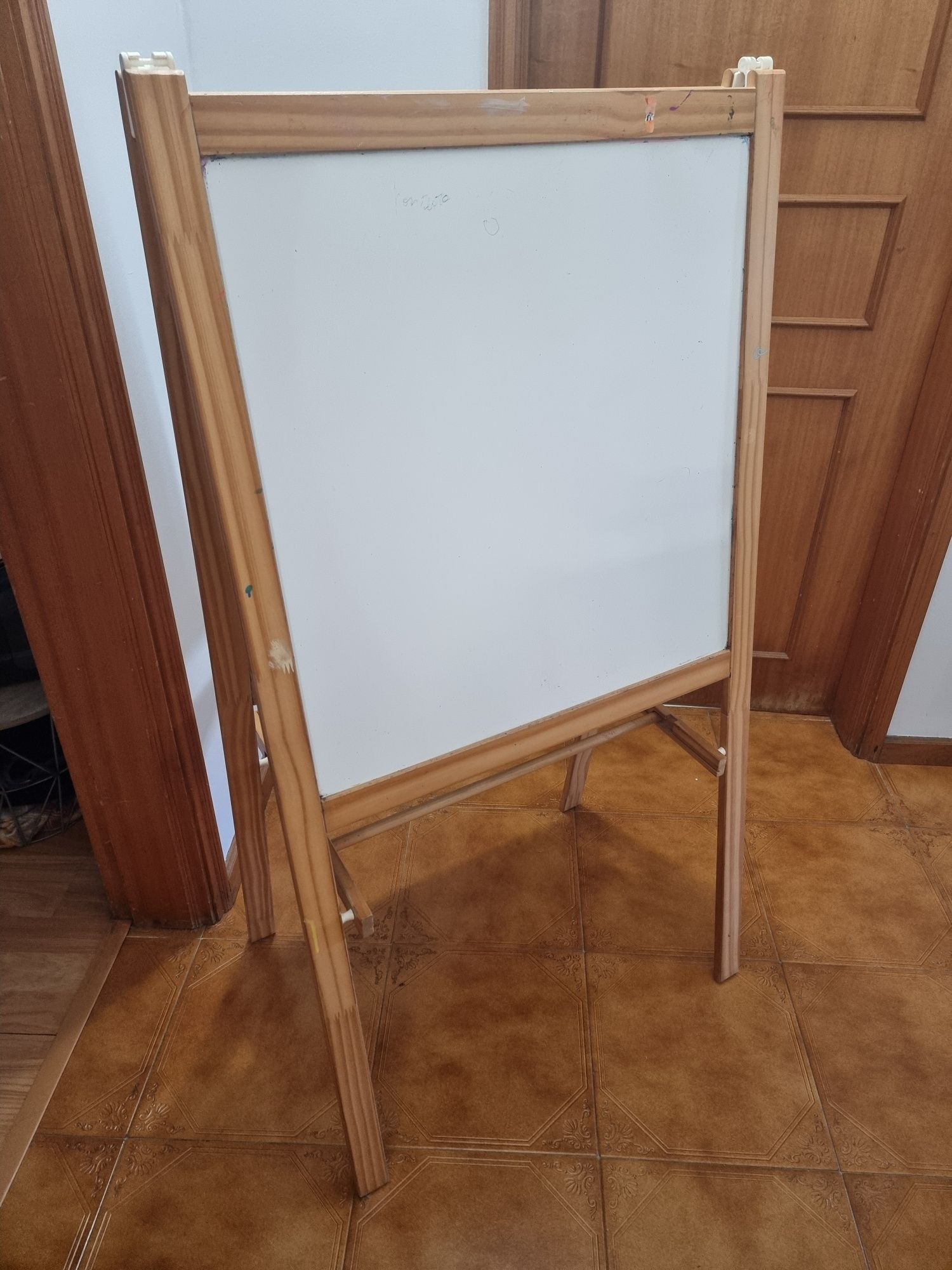 Cavalete em madeira com quadro branco + ardosia