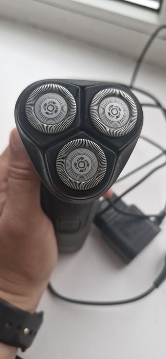 Продам електро бритву Philips.