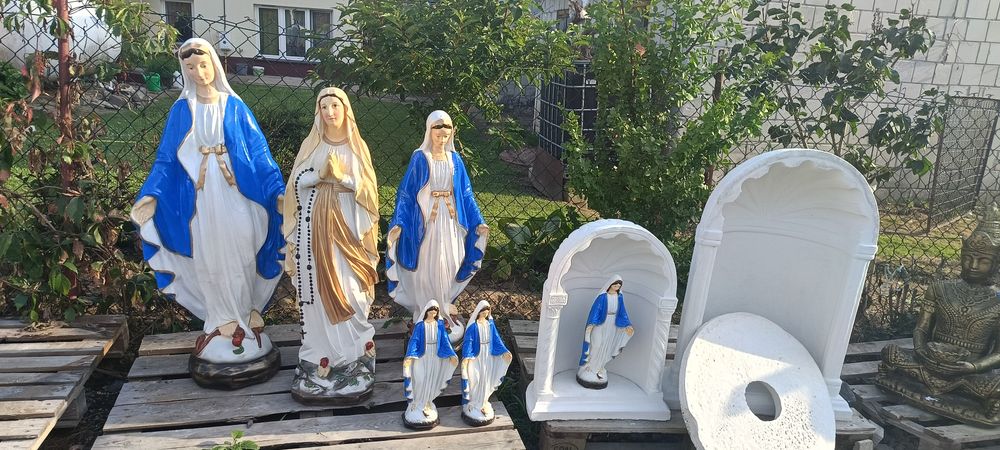 Figury ogrodowe postacie Maryi i kapliczka