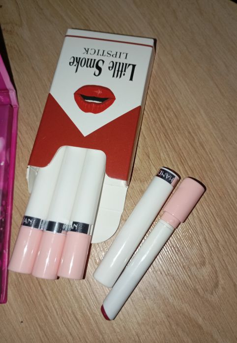 Zestaw kosmetyków paleta cieni Action i nowe pomadki