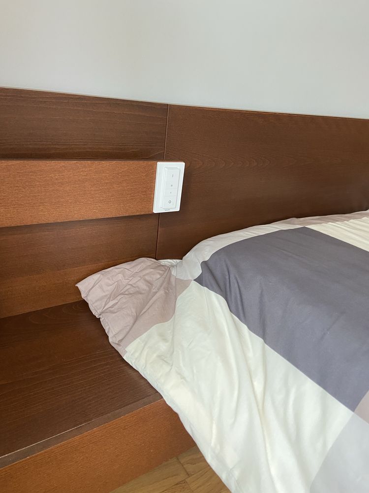 Cama de casal + 2 mesas de cabeceiras