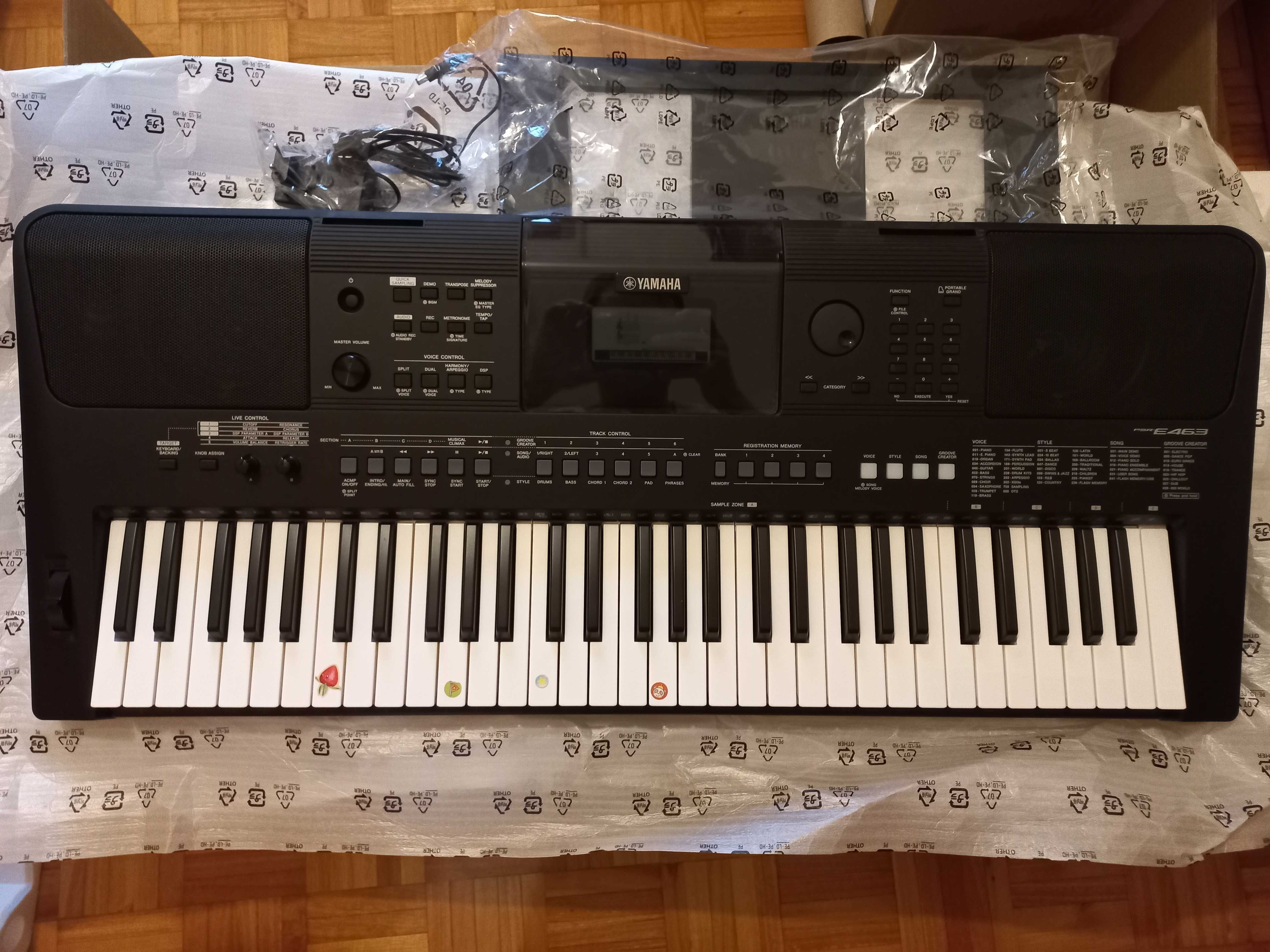 Teclado Yamaha PSR-E463 com Suporte