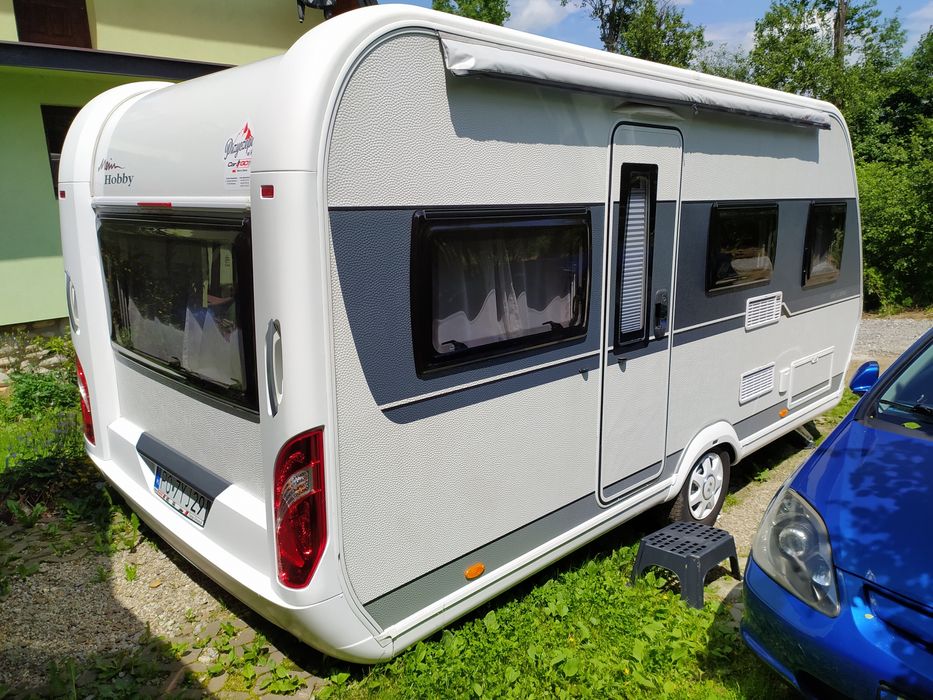 Wynajem PRZYCZEPY kempingowej HOBBY Deluxe 455UF z Klimatyzacją 1350kg