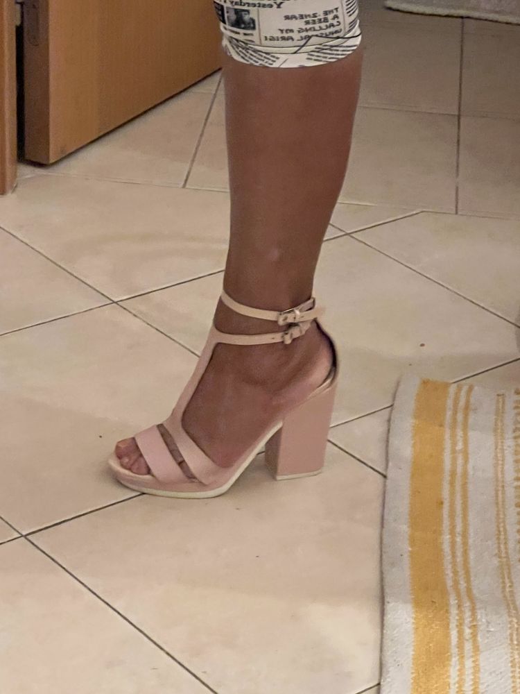 Sandálias rosa, de salto alto