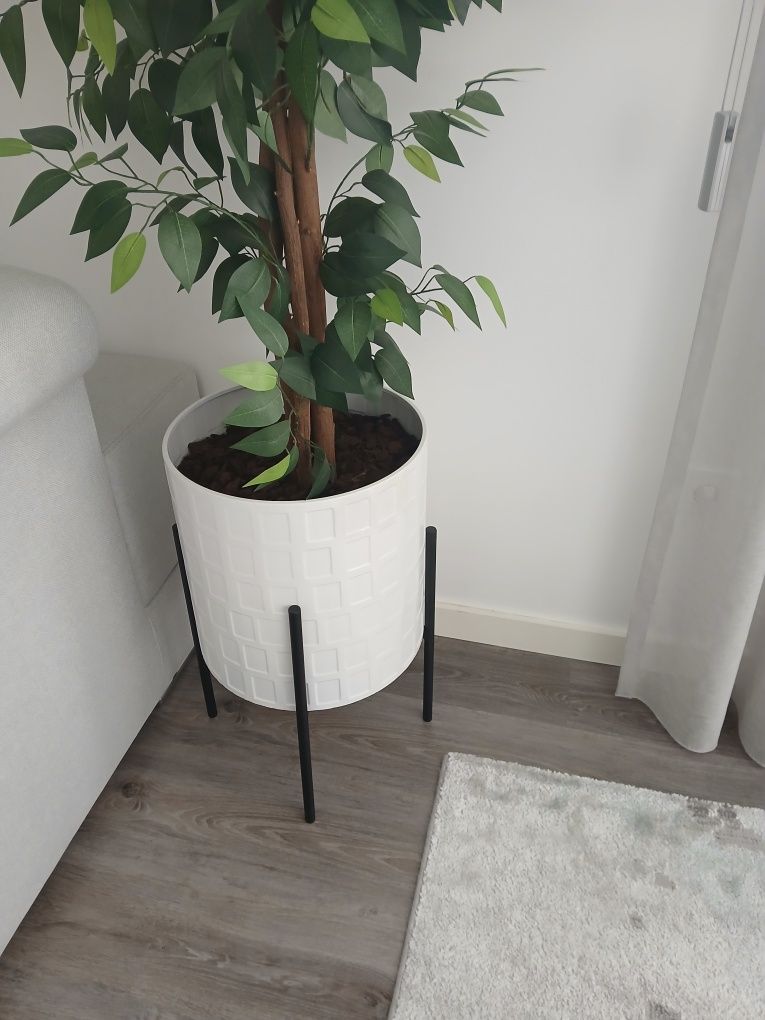 Planta artificial 150 cm, com vaso incluído.