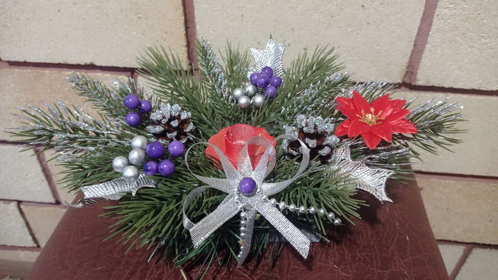 В наявності новорічні гірлянди і підсвічники