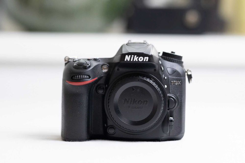 Lustrzanka Nikon d7200 MAŁY PRZEBIEG + karta pamięci 64GB + 4 baterie