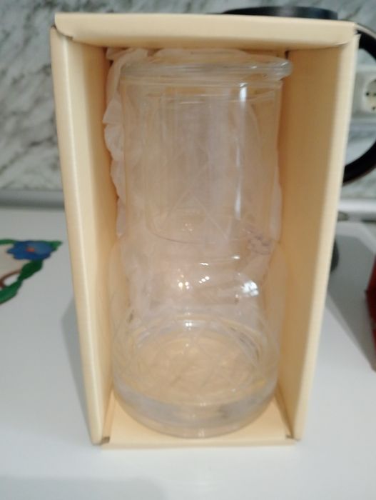 Garrafa de água e copo em cristal