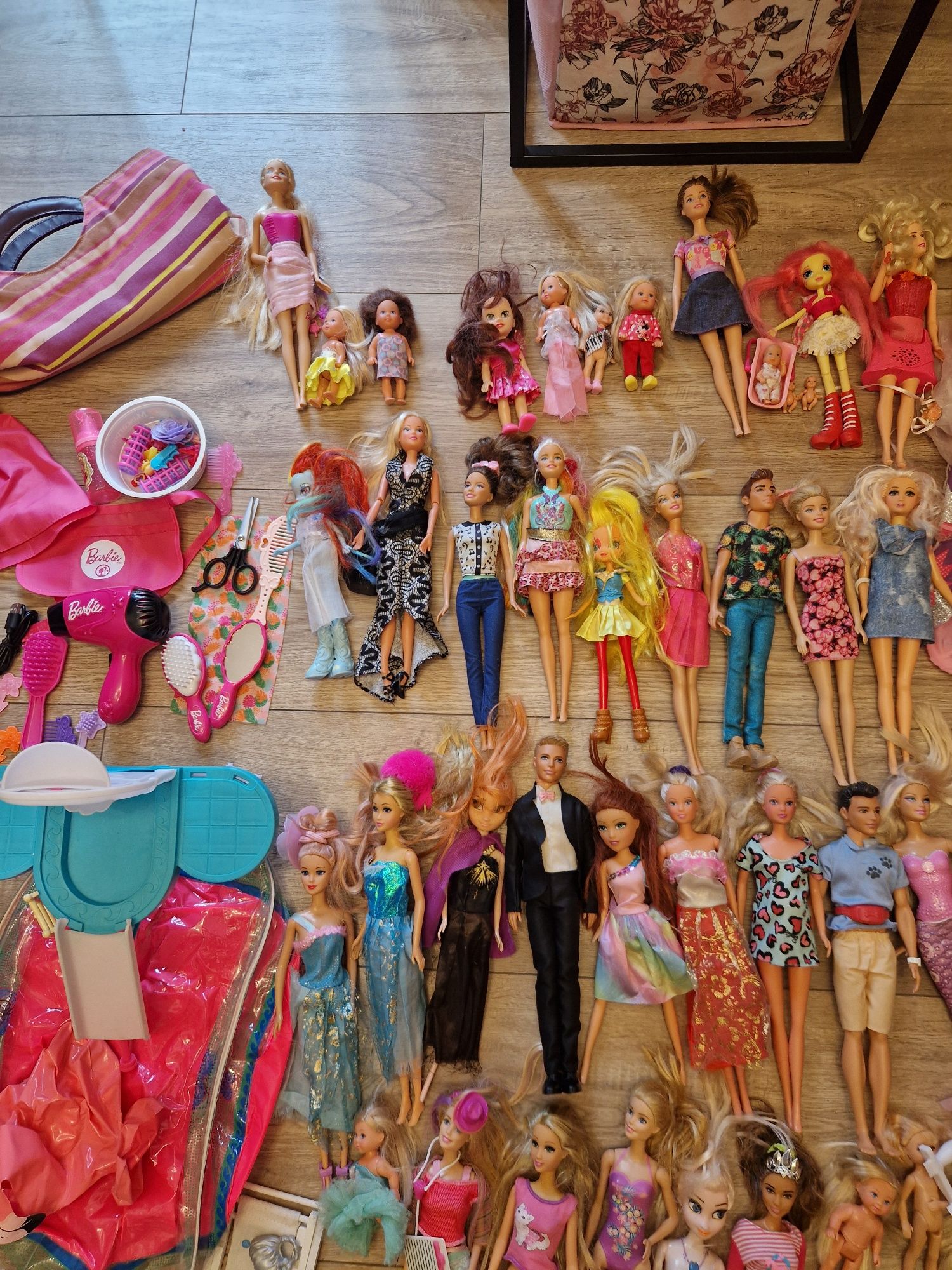 Zestaw lalek Barbie i innych + akcesoria gratis
